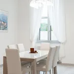 White Magnolia Como